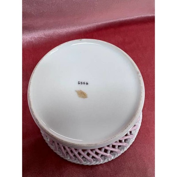 Lattice Ceramic Basket with hand painted flowers - Picture 3 of 7